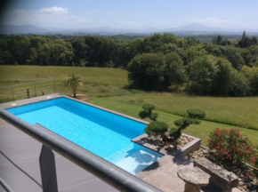 maison au milieu de 9 hectares avec piscine chauffée